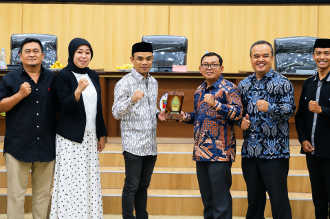 Lepas Mahasiswa KKN UIN SGD Bandung, Wakil Ketua DPRD KBB Dorong Lahirnya Inovasi untuk Masyarakat