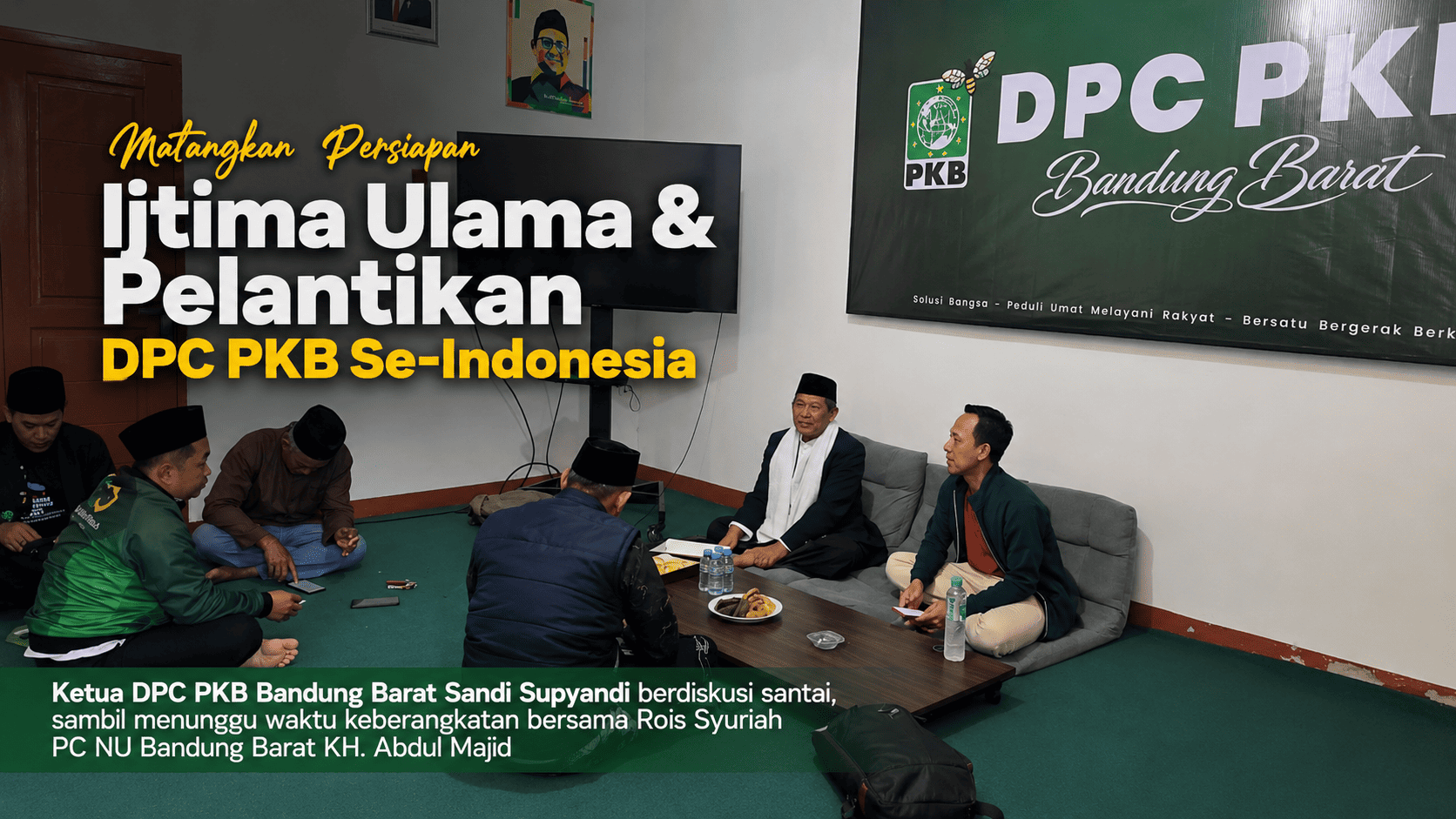 Matangkan Persiapan Ijtima Ulama & Pelantikan DPC PKB Se-Indonesia, Ketua DPC PKB Bandung Barat Sandi Supyandi berdiskusi santai, sambil menunggu waktu keberangkatan bersama Rois Syuriah PC NU Bandung Barat KH. Abdul Majid