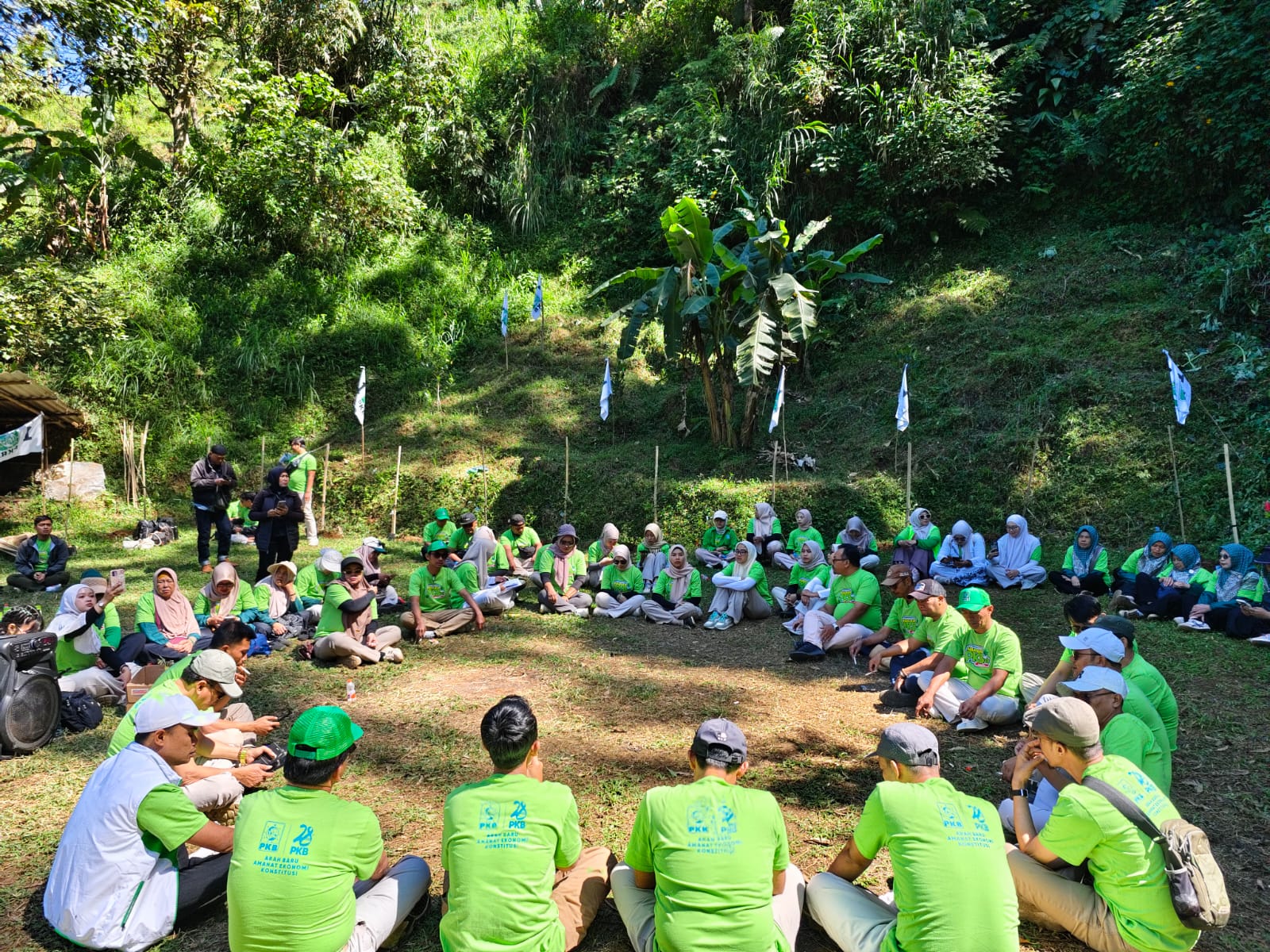 Curug Bugbrug di Bawah Kawasan Kaki Gunung Burangrang Menjadi Saksi Kecintaan DPC PKB Kabupaten Bandung Barat terhadap Alam