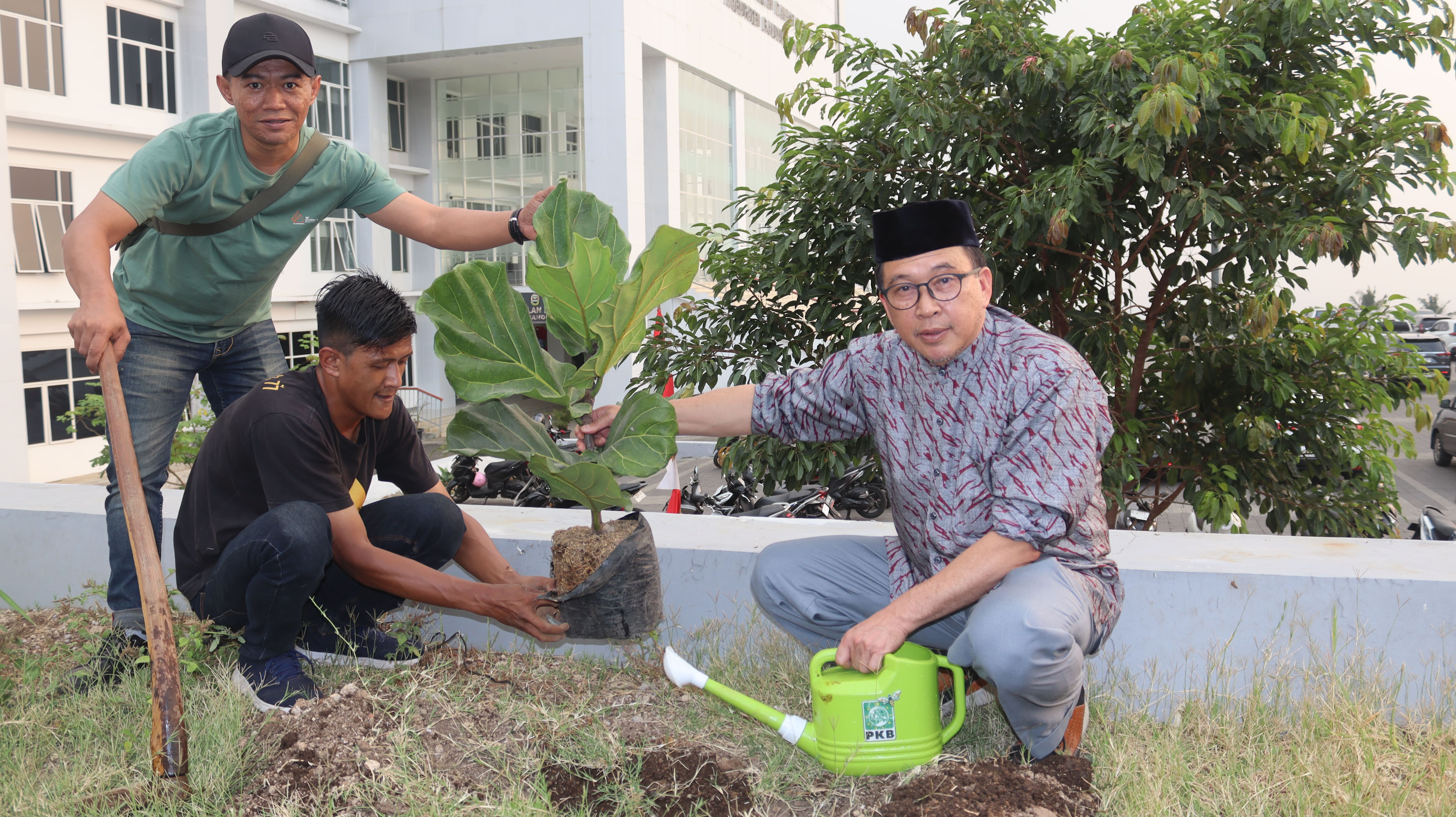 Wujudkan Komitmen Peduli Lingkungan, Ketua Fraksi PKB DPRD Bandung Barat H. Ade Wawan Tanam Pohon Ketapang Biola di Gedung Dewan